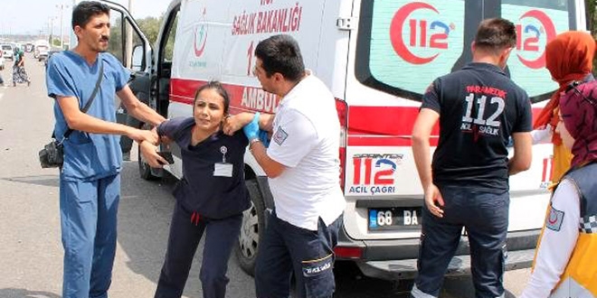 Hemşire, eşinin öldüğü kaza yerinde sinir krizi geçirdi