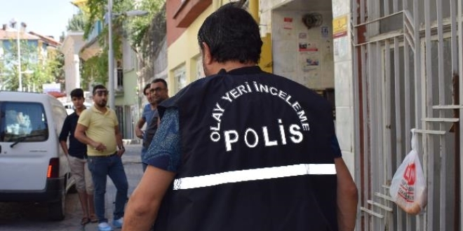 Emekli öğretmen evinde ölü bulundu