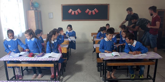 Yaz tatilini öğrencileriyle film çekerek geçirdi