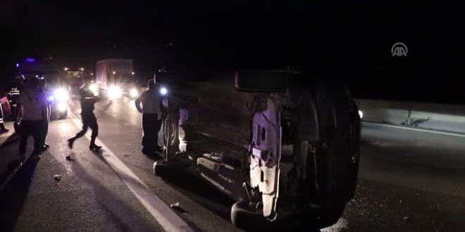 Devrilen hafif ticari araç tankere çarptı: 6 yaralı