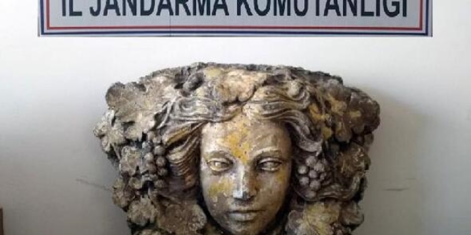 Kadın figürlü heykeli satmaya çalışırken yakalandılar