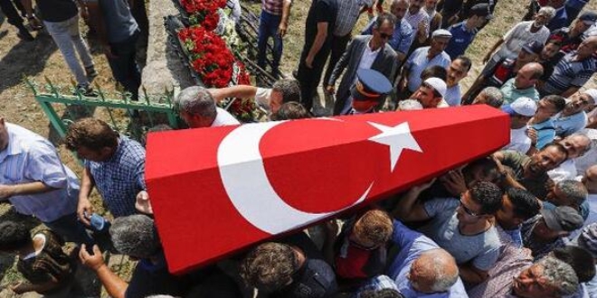 Şehit cenazesinde şehit oğullarına selam gönderdiler