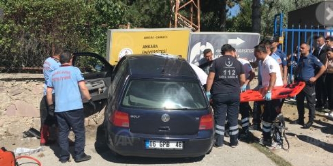 Öğretmenler kaza yapan araçta sıkıştı