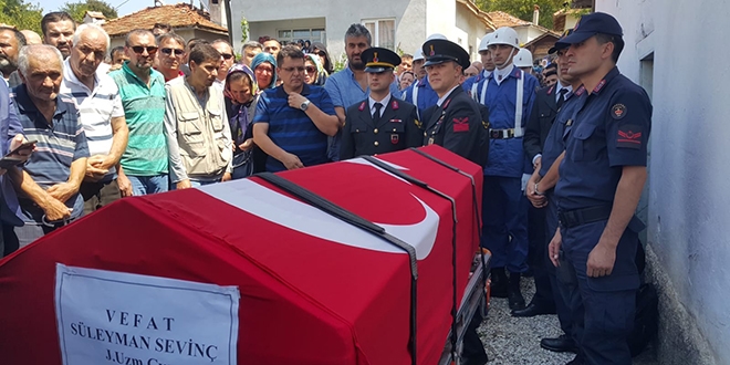 Birli�inde intihar eden uzman �avu� topra�a verildi