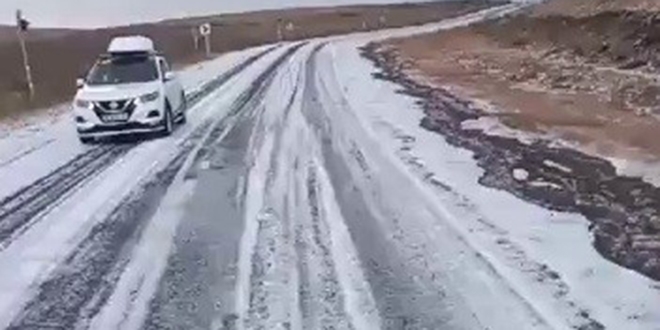 Dolu yağışı karayolunu beyaza bürüdü