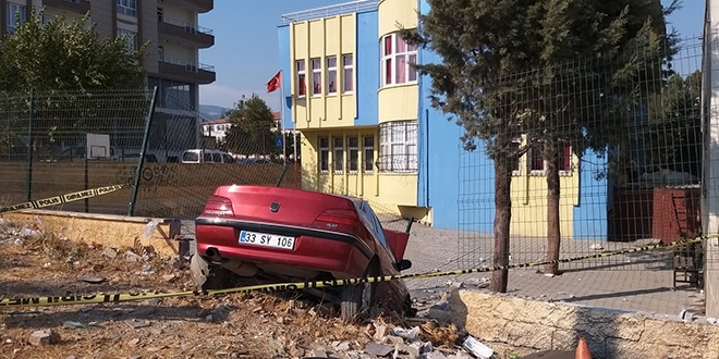 Otomobil okulun bahçesine girdi: 2 yaralı