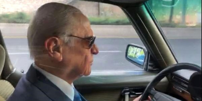 Bahçeli, klasik otomobille başkent sokaklarında