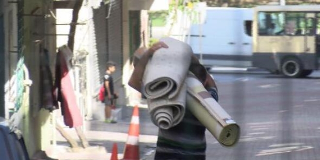 Bağcılar'daki bina sakinleri eşyalarını topluyor