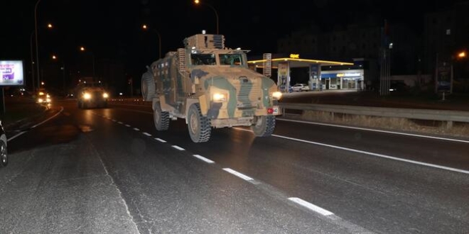 Şanlıurfa'da Suriye sınırına askeri sevkiyat