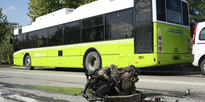 Kazada otomobilin motoru yola fırladı