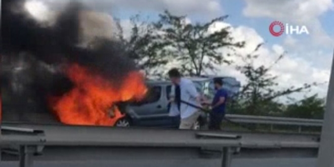 Sa�l�k �al��anlar�n� ta��yan ara�ta yang�n ��kt�