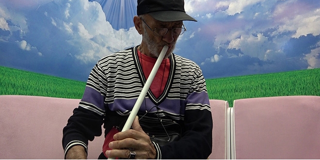 Kesik parmaklar�yla su borusundan yapt��� neyi �al�yor