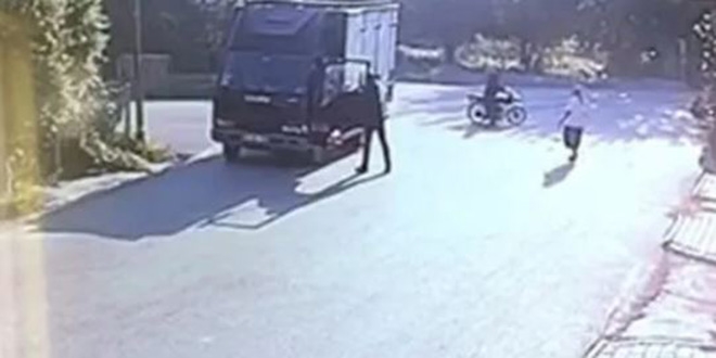 Bacaklar�ndan vurup, para dolu �antay� alarak ka�t�lar