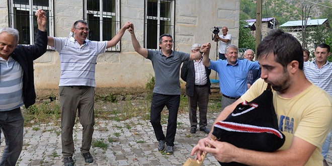 Vali Memi� k�yl�lerle tulum e�li�inde horon oynad�