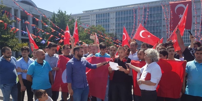 İşten çıkarılanlar İBB önünde toplandı, İmamoğlu'na çağrı yaptı