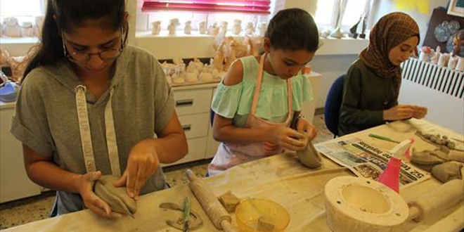 �ocuklardan endi�eye kap�lan patl�can, �a��ran domates heykeli