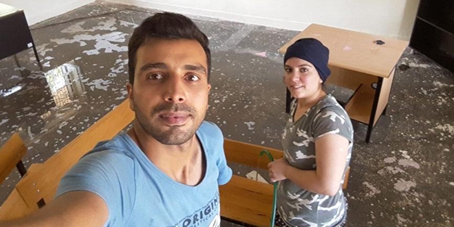 Okulunu eşiyle birlikte temizledi, ilgi odağı oldu