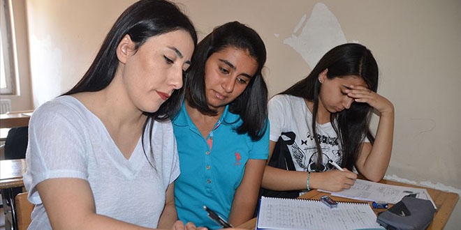 Yüksekovalı gençler devlet kursuyla üniversiteli oldu