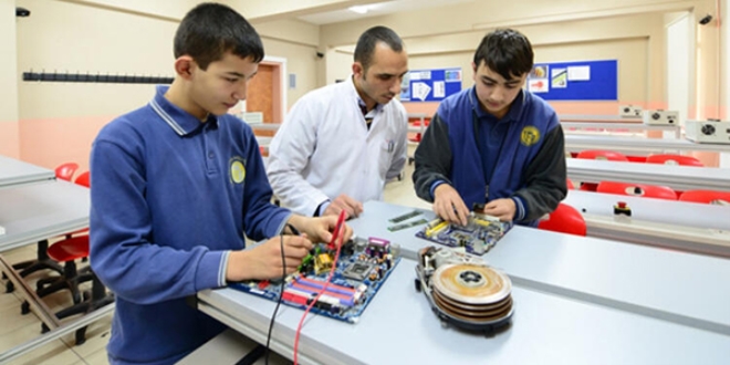 Meslek lisesi mezunlarına yönelik uygulamalı 'girişimcilik' eğitimi başlıyor