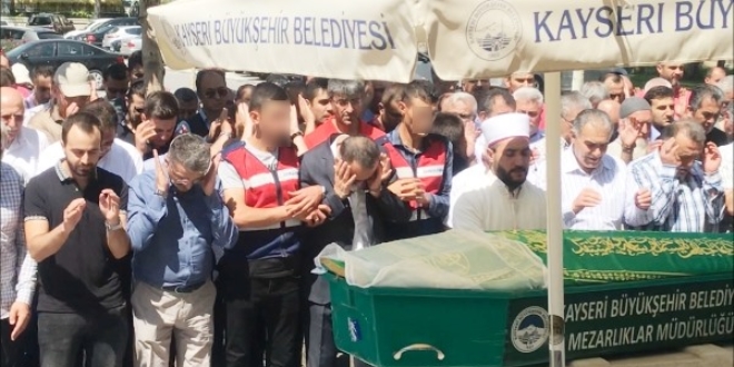FETÖ hükümlüsü annesinin cenazesine kelepçe ile katıldı