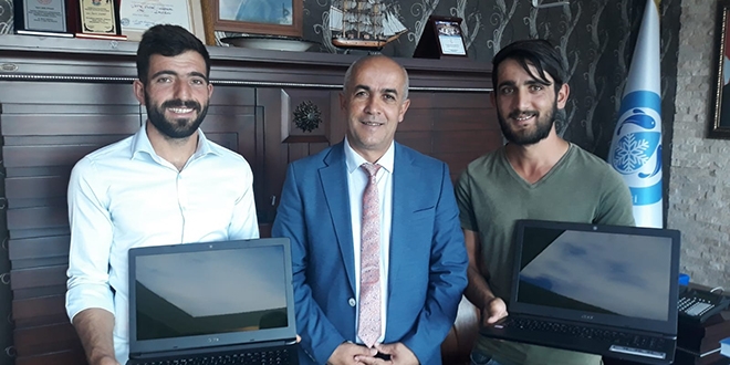Tıp fakültesini kazanan iki öğrenciye laptop hediyesi