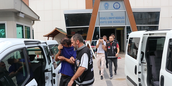 Çaldıkları otomobili sahibine satmaya çalıştılar