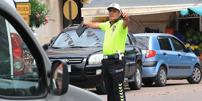 Trafik  olmayan kentteki kavakta 10 yldr grevde