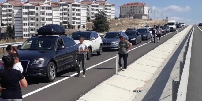 �psala S�n�r Kap�s�'na uzanan kuyruk 8 kilometreyi ge�ti