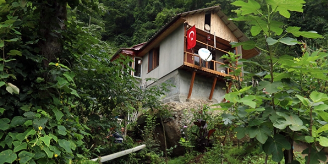 Arazisinde yer bulamayınca, kayanın üzerine ev yaptı