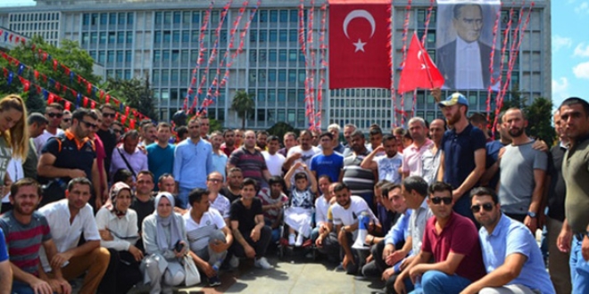 250 kişi, İBB önünde oturma eylemi başlattı