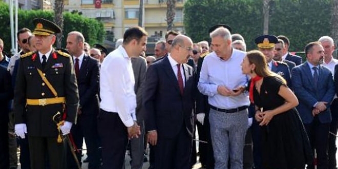CHP'li başkan törene geç kalınca çelenk krizi çıktı