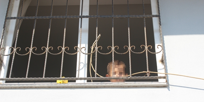 Evde tek ba��na b�rak�lan �ocuk polisi harekete ge�irdi