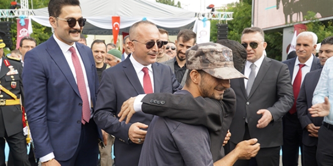 Kavgalı iki engelliyi Vali barıştırdı