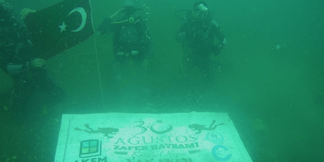 Van Gölü'nün derinliklerinde Zafer Bayramı'nı kutladılar