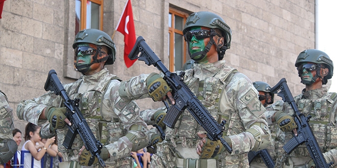 30 Ağustos kortejine komandolar damga vurdu