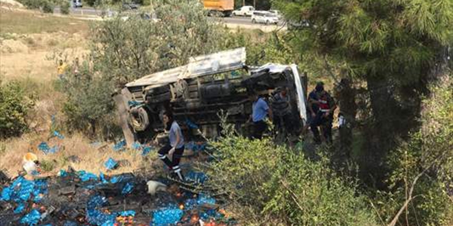Şeftali yüklü kamyonet devrildi: 4 işçi öldü