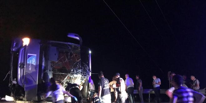 Tur otobüsü şarampole devrildi: Ölü ve çok sayıda yaralı var