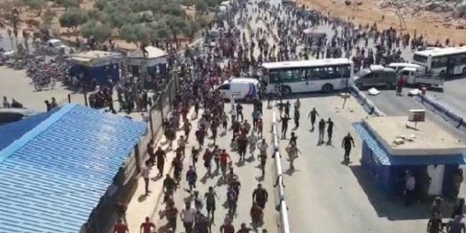 Binlerce Suriyeli Trkiye snrnda