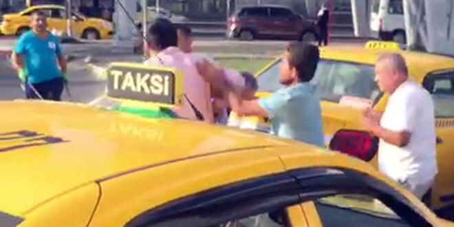 Müşterisi ile tartışan taksiciye meslektaşlarından dayak