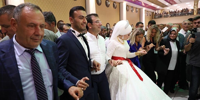 İmamoğlu düğün törenine katıldı, halay çekti
