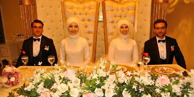 İki kardeş aynı düğünde evlendi
