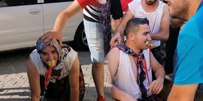 Şalvarlı emzikli damat, gelin evine emekleyerek gitti