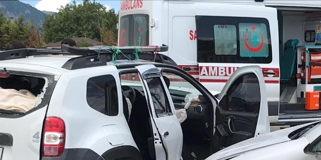 Karabük'te iki otomobil çarpıştı: 2'si çocuk 10 yaralı