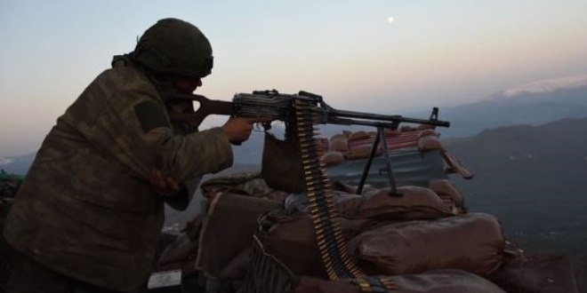 Hakkari'de bir terörist teslim oldu