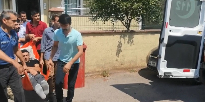 Amcasının trafik kazası geçirdiğini öğrenen genç kendini bıçakladı