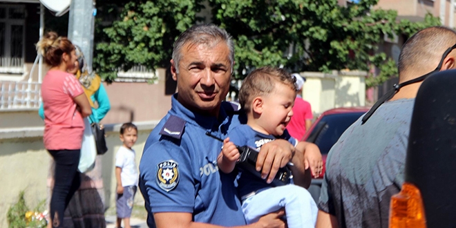 Ailesinin yalnız bıraktığı 3 çocuk yangında mahsur kaldı