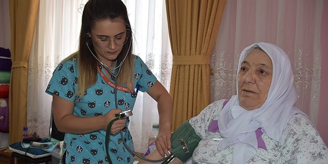 Hastaların duasını alarak gönüllerini kazanıyorlar