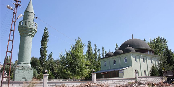 Cami ile minarenin ayrı yerde olması şaşırtıyor