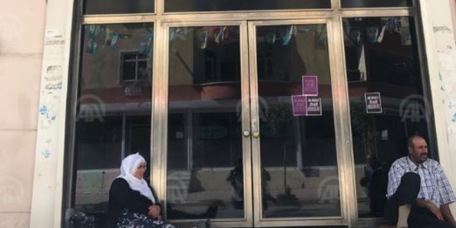 Bir anne daha HDP önünde oturma eylemi başlattı