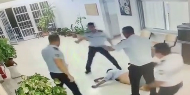 Alkollü turisti darp eden polis, meslekten ihraç edildi